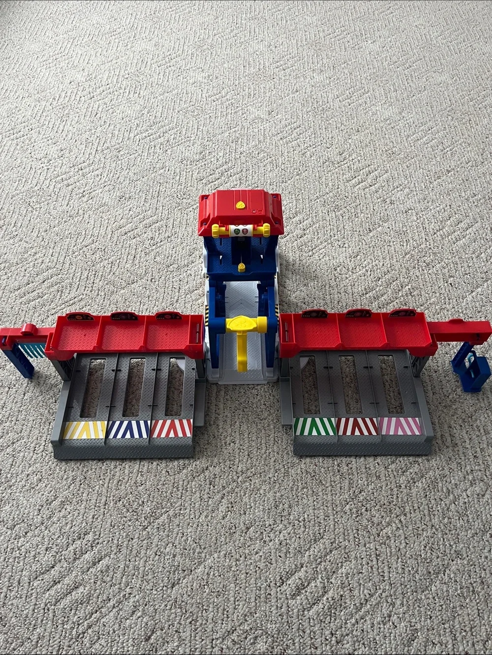 Paw Patrol Big Truck Pups Truck Station and Chase Truck & Figure